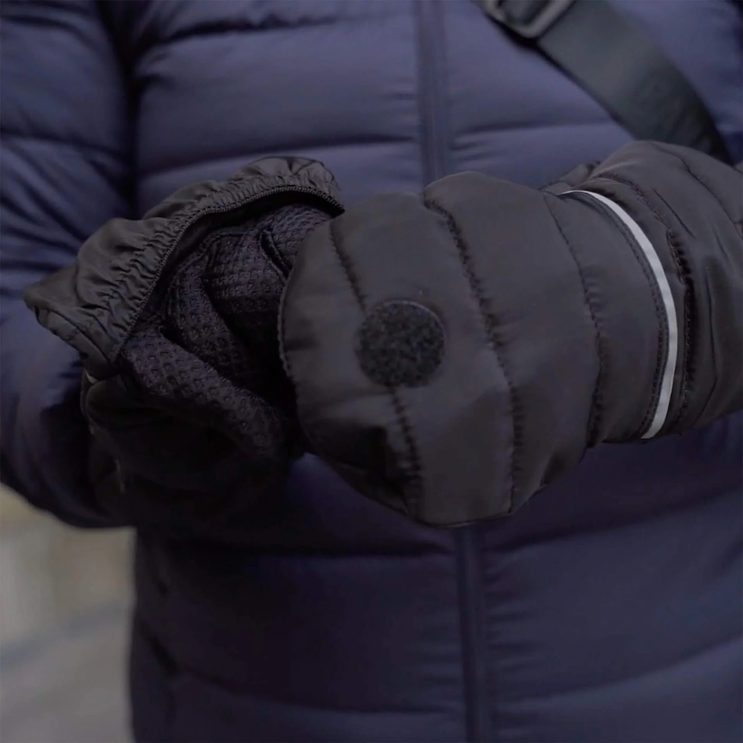 2-in-1 Dog Walking Puffer Gloves